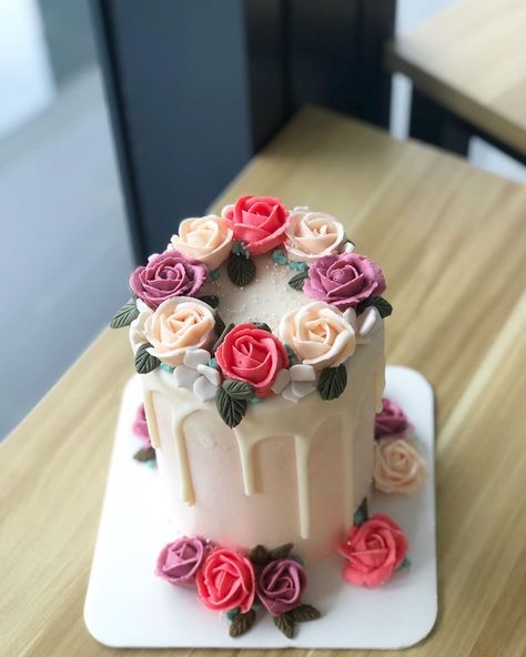 Piping Cake Designs, Roses On Cake, Rose Piping, Piping Cake, How To Pipe Roses, Buttercream Roses, Cake Board, Cup Cakes, Birthday Fun