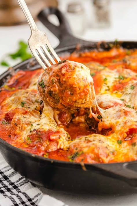 meatballs in red sauce with cheese in a cast iron skillet Cast Iron Recipes Dinner, Skillet Meatballs, Breaded Meatballs, Meatball Parmesan, Cast Iron Skillet Recipes Dinner, Oven Baked Meatballs, Cheese Stuffed Meatballs, Skillet Dinner Recipes, Parmesan Meatballs