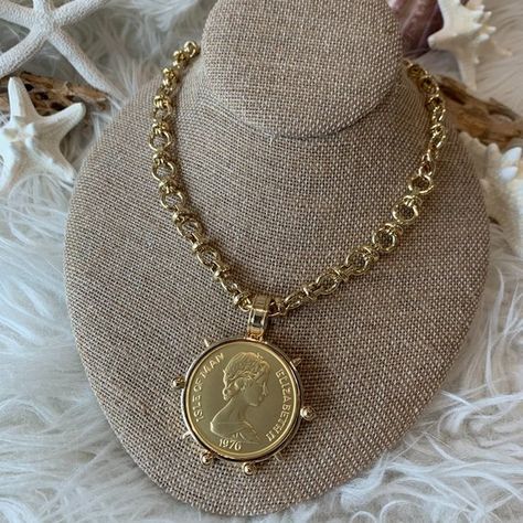 VINTAGE Queen Elizabeth Inspired Coin in GOLD and MATTE GOLD TONE CHAIN NECKLACE Pendant Locket, I Love Jewelry, Coin Pendant, Matte Gold, Queen Elizabeth, Vintage Necklace, Locket, Jewelry Collection, Gold Tones