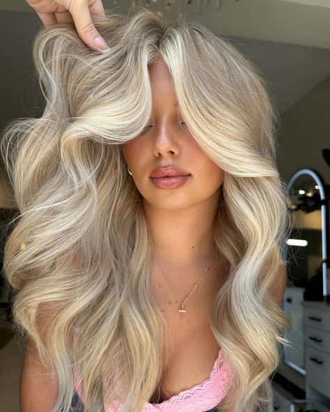 𝐁𝐀𝐋𝐀𝐘𝐀𝐆𝐄 𝐈𝐍𝐒𝐏𝐎 | Prettiest transformation 🫶🏼 @martafeschuk | Instagram Blonde Hair Full Highlights, Full Highlights Blonde, Blonde Bombshell Hair, Money Blonde, Full Blonde, Butter Blonde, Hair Trends 2024, Red Hair Trends, Blonde Hair Goals