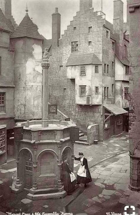 Edinburgh 1887 street scene . Old Edinburgh, Vintage Scotland, Victorian London, Old Photography, Meeting Place, Old Street, Old Photographs, Edinburgh Scotland, Foto Art