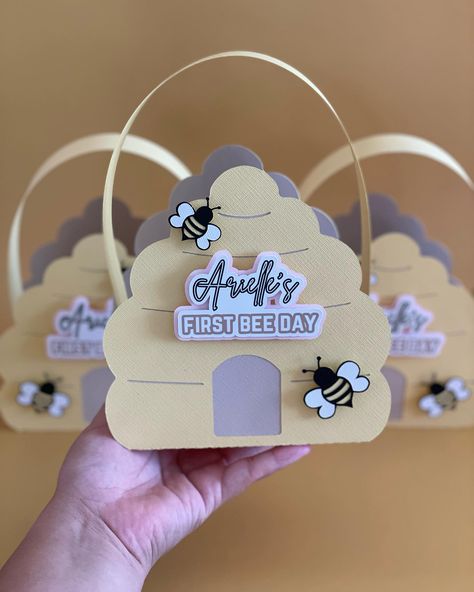 🐝 Honey Comb Favor Boxes 🍯 • • • Cardstock - @bazzillbasicspaper Photo Paper - @koalagp_paper Glossy 61lb Glue - @beaconcreates & @artglitter Hot Glue - @surebonder • • • #bee#honey#beeparty#custompartydecor#fyp#trending Bee Favor, Paper Box Template, Paper Artsy, Bee Honey, Bee Baby Shower, Party Favor Boxes, Mini Things, Baby Bee, Box Template