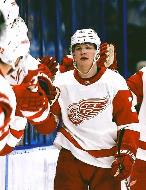 Lucas Raymond, Detroit Redwings, Boys Hockey, Hockey Pictures, Ice Ice Baby, Detroit Red Wings, Red Wings, Nhl, Hockey