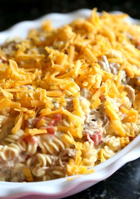 Pork Carnitas Mac and Cheese... a simple slow cooker Pork Carnitas recipe mixed into a creamy, slightly spicy mac and cheese! A Mexican-style pasta dish! #pulledpork #porkcarnitas #carnitas #macandcheese #macaroniandcheese #pasta #slowcookerrecipe #crockpotmacandcheese Carnitas Pasta, Crockpot Pork Carnitas, Mexican Mac And Cheese, Slow Cooker Pork Carnitas, Spicy Mac And Cheese, Slow Cooker Carnitas, Pork Carnitas Recipe, Cookies And Cups, Pork Carnitas Slow Cooker