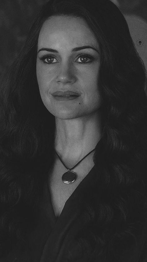 Olivia Crain Style, Carla Gugino Hill House, Olivia Crain Aesthetic, The Hunting Of Hill House, Haunting Of Hill House Olivia, Olivia Crain, Mike Flanagan, The Haunting Of Hill House, Haunting Of Hill House