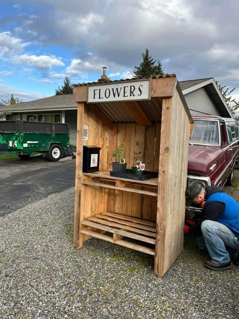 Diy Flower Stand Outdoor, Diy Roadside Stand, Honesty Box Ideas, Diy Farmstand Ideas, Small Farm Stand Ideas, Farm Stand Ideas Diy Projects, Diy Flower Cart With Wheels, Pallet Farm Stand, Farmstand Plans