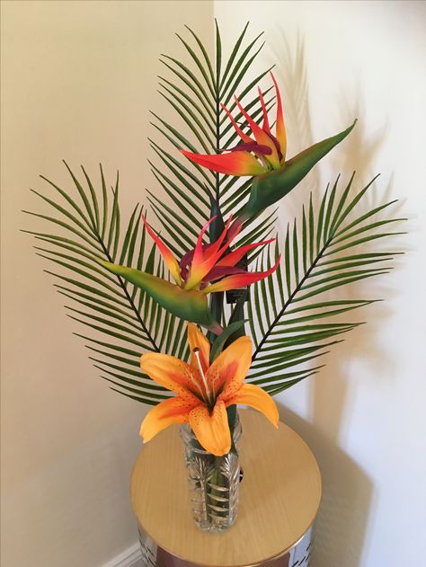 Caribbean Flowers Tropical, Bird Of Paradise Decor, Birds Of Paradise Flower Arrangement, Tropical Chic Decor, Tropical Bedroom, Arreglos Ikebana, Artificial Plant Arrangements, Tropical Flower Arrangements, Artificial Garden