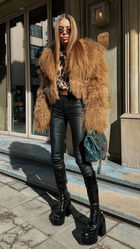 Style Mini Skirt Winter, Winter Disco Outfit, Grunge Glam Outfits, Makeup Artist Outfit, Country Outfits Women, Punk Style Outfits, Blogger Street Style, Rihanna Style, Glam Outfit