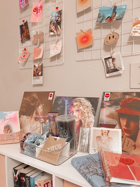 Taylor Swift Shrine Room, Swiftie Aesthetic Room, 1989 Bedroom, Taylor Swift Aesthetic Bedroom, Taylor Swift Bedroom Decor, Taylor Swift Inspired Bedroom, Taylor Swift Themed Bedroom, Taylor Swift Decorations, Taylor Swift Bedroom Ideas