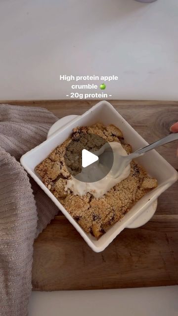 Stefanie 🏴󠁧󠁢󠁳󠁣󠁴󠁿 on Instagram: "If you struggle to hit your protein goals and or struggle with sweet tooth cravings then this high protein apple pie is for you 🍏 breakfast, snack or dessert or whenever you fancy really 👏🏻 ingredients: 1 apple 1 tsp flour 40ml almond milk 1 tsp syrup Dash cinnamon 20g flour 15g vanilla protein 25g vegan greek yogurt 1. Mix all the dry ingredients for the crumble. 2. Knead the Greek yogurt into it 3. Cut the apple into small pieces and caramelise it in a pot. Mix the flour with the milk and a sweetener as desired and coat the apples with it. 4. Put the apple mixture in a small baking dish, sprinkle it with the crumble and bake for about 20 minutes at 180 degrees. #highproteinmeals #highproteinmeals #highproteinbreakfast #healthybreakfastinspo #heal High Protein Apple Crisp, Apple Crisp With Protein Powder, High Protein Apple Dessert, Protein Apple Crisp, High Protein Apple Crumble, Cinnamon Roll Baked Oats High Protein, Protein Apple Pie, Vegan Greek Yogurt, Protein Goals