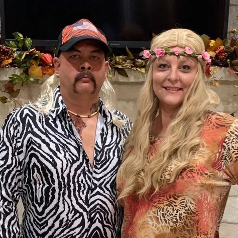 Tiger King And Carol Baskin Costume, Florida Halloween Costume, Carol Baskin Halloween Costume, Tiger King Costume Couple, Hysterical Couples Costumes, Tiger King Couples Costume, Joe Exotic And Carol Baskin Costume, Tv Costume Ideas, Carol Baskin Costume