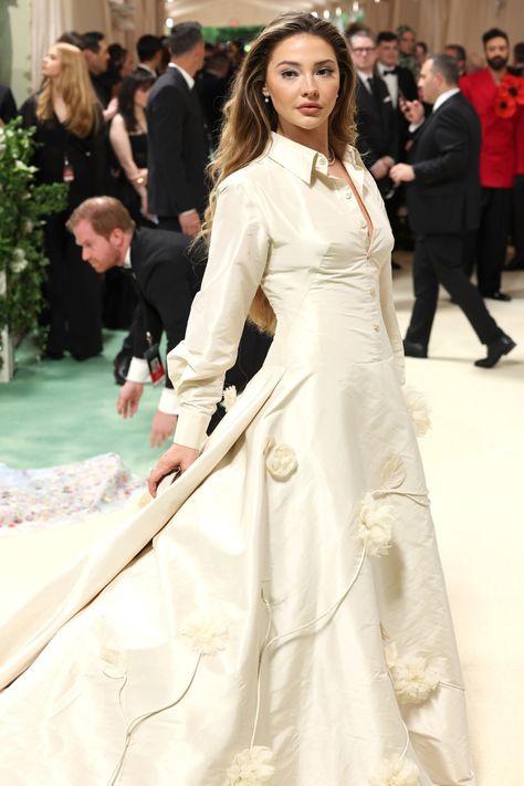 NEW YORK, NEW YORK - MAY 06: Madelyn Cline attends The 2024 Met Gala Celebrating "Sleeping Beauties: Reawakening Fashion" at The Metropolitan Museum of Art on May 06, 2024 in New York City. (Photo by Marleen Moise/Getty Images) Met Gala 2024, Kylie Jenner Images, Kim Kardashian Images, Gala Outfits, Lauren Sanchez, Ariana Grande Images, Red Carpet Photos, Met Gala Red Carpet, Madelyn Cline