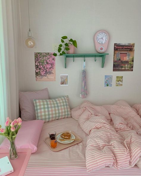 Dorm Room Inspiration Pink, Dorm Room Designs Pink, Room Ideas Aesthetic Pink, Pink And Orange Dorm Room, Pink Dorm Room Decor, Dorm Room Decor Ideas, Pink Dorm Rooms, Pink Dorm, Colorful Room Decor