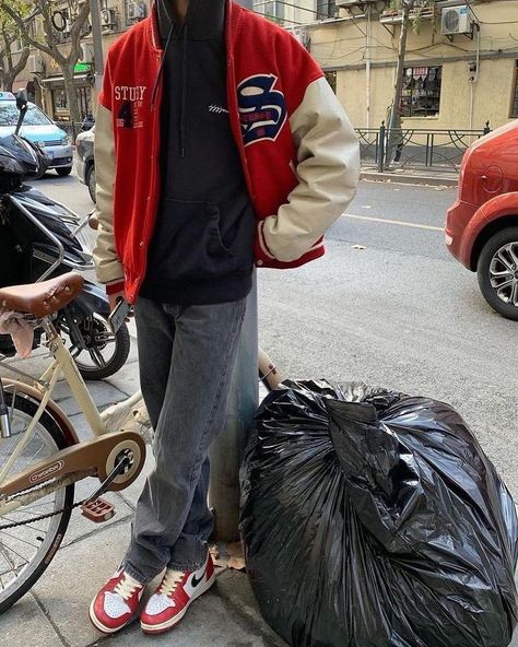 Sneakers & Streetwear | Casual Looks ⚡ 1, 2, 3, 4, 5 or 6? 💭 Follow us, @stonedfits, for more! 👻 ⇁ Credits: @chrisxevans | Instagram Air Jordan 1 Chicago Outfit, Jordan 1 Red Outfit, Jordan 1 Chicago Outfit, Chicago Outfit, Fashion Forward Outfits, Outfits Retro, London Outfit, Guys Clothing Styles, Retro Streetwear