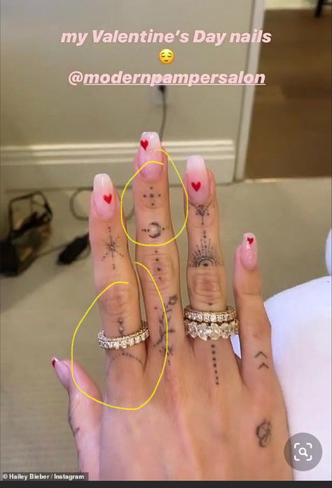 Bailey Bieber Hand Tattoo, Haley Bieber Hand Tattoo, Hailey Bieber Finger Tattoos, Hailey Bieber Hand Tattoo, Hand Tatto, Hayley Bieber, Finger Tats, Small Tats, Hand Tats