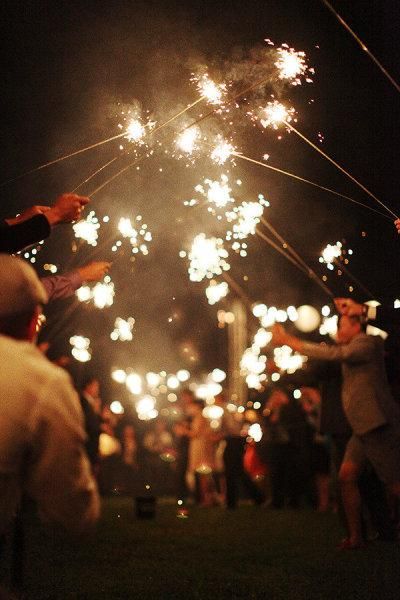 Night Wedding Photos, Zoo Wedding, Sparkler Send Off, Wedding Sparklers, Bonfire Night, Wedding Night, Nouvel An, Fun Wedding, Wedding Bells