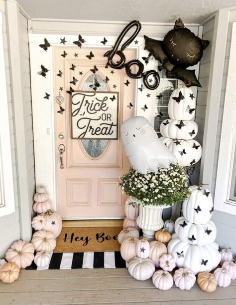 Pastel Fall Front Porch Decor, Pink Fall Front Porch, Pink Halloween Porch Decor, Front Door Party Decor, Pink Porch Decor, Pink Halloween Porch, Girly Halloween Decorations, Fall Decor Pink, Halloween Door Ideas