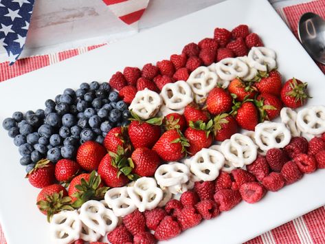 4th Of July Fruit Tray Ideas, Fourth Of July Fruit Tray, American Flag Fruit Tray, Easy 4th Of July Charcuterie Board, Flag Fruit Tray, 4th Of July Fruit Tray, American Flag Charcuterie Board, Flag Charcuterie Board, 4th Of July Kids Charcuterie Board