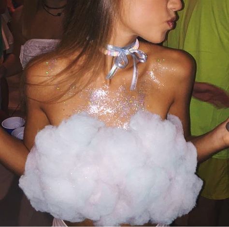 Abc party ideas Costumes Faciles, Cloud Costume, College Halloween Costumes, College Halloween Party, Easy College Halloween Costumes, Meme Costume, Party Outfit College, Costumes College, Trendy Party Outfits