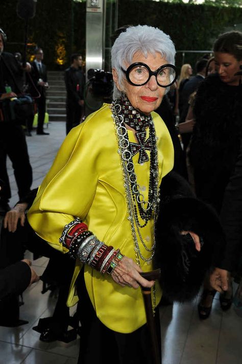 Here she is looking amazing in this yellow leather button-up and bejeweled choker. | 17 Photos That Prove This 91-Year-Old Woman Dresses Better Than You Iris Apfel Quotes, How To Have Style, Advanced Style, Ageless Style, Ageless Beauty, Kitenge, Fashion Icons, Olivia Palermo, Aging Gracefully