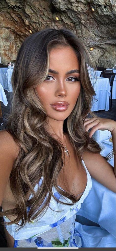 Honey Blonde Balayage Dark Hair, Mexican Dyed Hair, Blond Carmel Balayage, Brown Hair With Creamy Blonde Highlights, Heavy Brown Lowlights In Blonde Hair, No Brass Brunette, Bolyoge Dark Brown Hair, Hair Inspo For Brown Eyes, Dark Brown Honey Hair