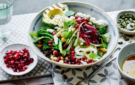 Joe Wicks' Veggie Super Bowl is a super easy-to-make lunch packed with goodness and flavour. It's packed with protein and will keep you feeling full. Pizza Topped Chicken, Joe Wicks Recipes, Vegan Chickpea Curry, Joe Wicks, Loaded Sweet Potato, Superfood Salad, Healthy Lunch Ideas, Sweet Potato Wedges, Lean In