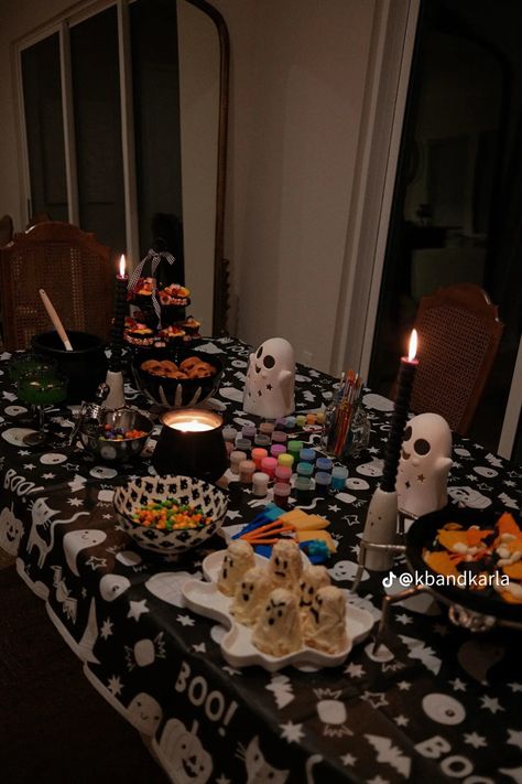 Movie Night Ideas Indoor, Halloween Date Ideas, Halloween Girls Night, Scary Aesthetic, Halloween Things To Do, Birthday Movie Night, Halloween Core, Halloween Is Cool, Movie Night Decorations