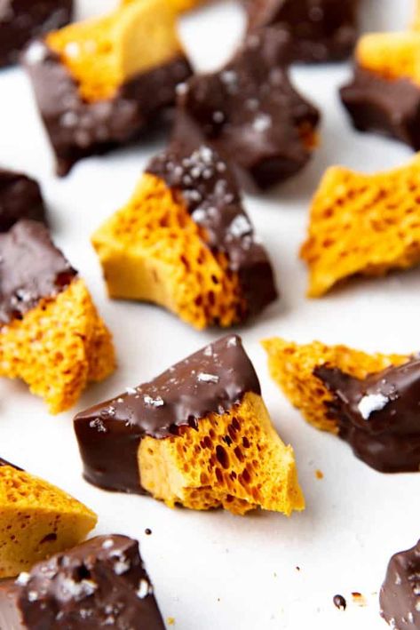 How To Make Honeycomb, Honeycomb Recipe, Crunchie Bar, Honeycomb Candy, Easy Candy, Toffee Recipe, Candy Recipe, Clam Recipes, Candy Recipes Homemade