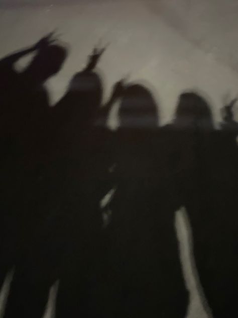 Shadow Pics With Friends, Friend Shadow Pictures, Friends Shadow Aesthetic, Friends Shadow Pictures, Shadow Pictures Night, Night With Friends Aesthetic, Cousins Pictures, Friendship Pictures Ideas, Friendship Pictures