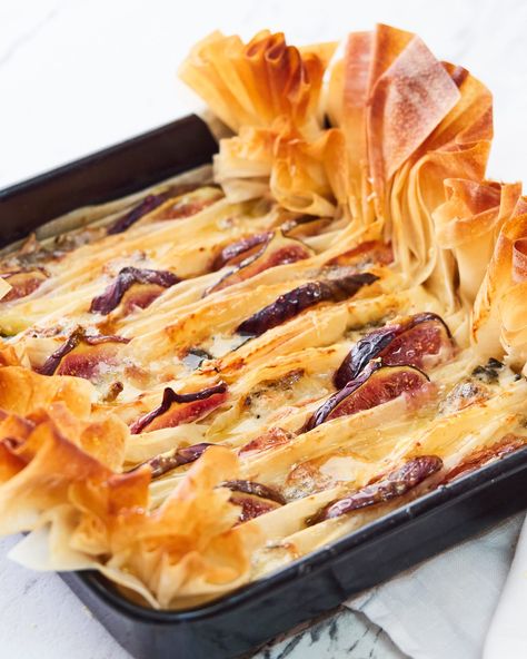 Delicious Figs and Gorgonzola Filo Pie [Video] - Delice Recipes Fig Recipes Savory, Gorgonzola Cheese Recipes, Filo Pastry Pie, Gorgonzola Recipes, Filo Pie, Phyllo Recipes, Tummy Tucker, Glasses Inspiration, Gorgonzola Cheese