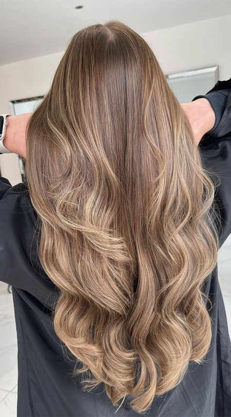 honey bronde balayage, hair color ideas, hair color trends, hair color trends 2024, bronde hair Bronde Balayage Honey, Tea Brown Hair Color, Honey Tea Brown Hair Color, Short Flippy Hairstyles, Flippy Hairstyles, Beach Hairstyles For Short Hair, Natural Looking Highlights, 2024 Hair Color, Balayage Technique