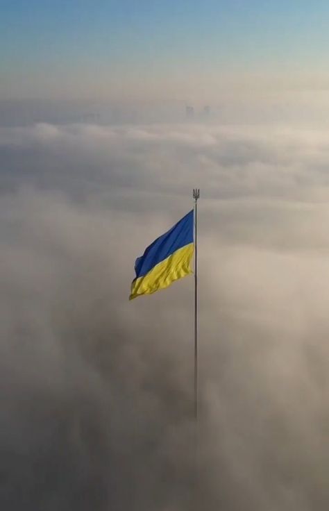 𝐀𝐞𝐬𝐭𝐡𝐞𝐭𝐢𝐜 𝐦𝐚𝐠𝐚𝐳𝐢𝐧𝐞 🇺🇦 on Instagram: “шёл 10 день.. ⠀ #russiainvadedukraine #ukraine🇺🇦 #peaceforukraine #ukrainestrong” Aesthetic Magazine, Ukraine Flag, Heart Of Europe, Ukrainian Flag, Cool Wallpapers For Phones, Photography Wallpaper, Screen Savers, Typography Poster, Eu Flag