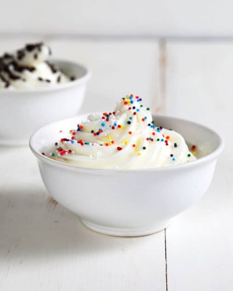 Make no churn frozen yogurt at home without an ice cream machine—and with just a few basic ingredients like Greek yogurt, sugar and water. Homemade Frozen Yogurt Recipes, Thm Ice Cream, Greek Yogurt Ice Cream, Healthy Frozen Yogurt, Homemade Frozen Yogurt, Gluten Free On A Shoestring, Frozen Greek Yogurt, Trim Healthy Recipes, Frozen Yogurt Recipes