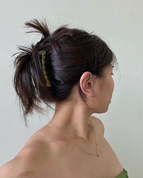 cute asian clean girl look with green claw clip hair bun Claw Clip Hair Aesthetic, Claw Clip Hairstyles Asian, Short Hair In Claw Clip, Messy Claw Clip Hairstyles, Claw Clips Aesthetic, Messy Claw Clip, Asian Hairstyles Women, Claw Clip Aesthetic, Claw Clip Messy