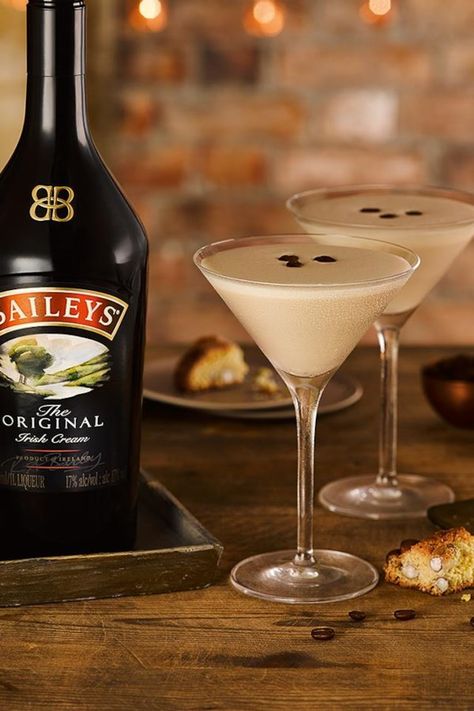 Baileys Flat White Martini | "Let's rethink the classic Martini by adding espresso and Baileys Original Irish Cream!" #stpatricksday #stpatricksdayrecipes #greenrecipes #irishrecipes Baileys Espresso Martini Recipe, Espresso Martini Recipe Kahlua, Best Espresso Martini Recipe, Baileys Espresso, Baileys Martini, Baileys Recipes Drinks, White Martini, Baileys Drinks, Baileys Cocktails