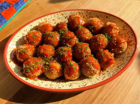 Fried Feta Balls with Hot Honey - Carolina Gelen Feta Cheese Ball, Fried Feta, Hot Honey Recipe, Baked Camembert, Crowd Pleasing Appetizers, Honey Sauce, Spicy Tuna, Hot Honey, Honey Recipes