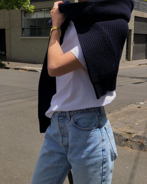 Jess Alizzi, White Tshirt Outfit, Girl Energy, Plain White T Shirt, Fotos Ideas, Jeans Street Style, Causual Outfits, Tshirt Outfits, 가을 패션