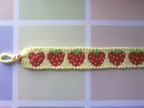 Strawberry friendship bracelet, seriously need to make this!!!! Strawberry Friendship Bracelet, Documentary Ideas, Hemp Knots, Strawberry Bracelet, Nature Documentary, Floss Bracelets, Chevron Friendship Bracelets, Yarn Bracelets, Cute Friendship Bracelets