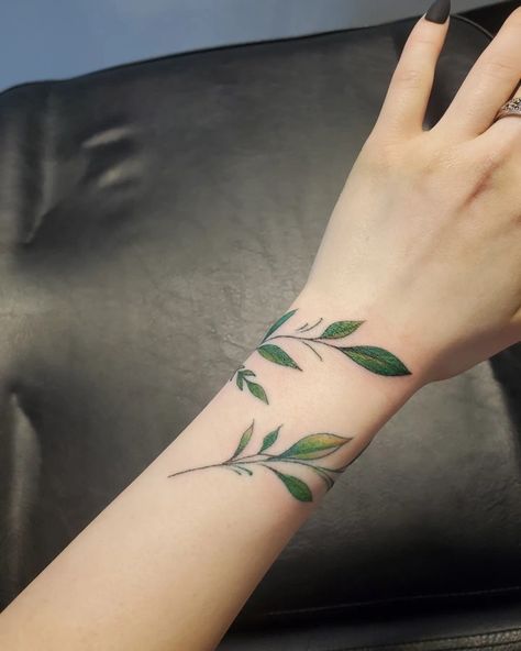 Foliage Tattoo Color, Green Vine Tattoos For Women, Colored Vine Tattoo, Green Hand Tattoo, Realistic Leaf Tattoo, Green Tattoo Aesthetic, Color Vine Tattoo, Realistic Plant Tattoo, Vine Arm Band Tattoo