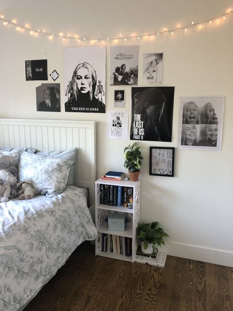 Fangirl Bedroom Aesthetic, Fangirl Room Aesthetic, Fangirl Bedroom, Uni Bedroom, Costal Bedroom, Room Organisation, Aesthetic Room Ideas, Cosy Room, Pinterest Room Decor