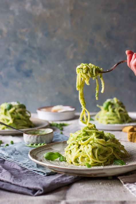 Pea Pasta - Simple summer spaghetti with homemade pea pesto, fresh basil leaves and freshly grated parmesan - ProperFoodie Green Pea Pasta, Pea Pesto Pasta, Pea Puree, Pea Pasta, Creamed Peas, Pea Pesto, Summer Spaghetti, Food Blogging, Vegan Recipes Videos