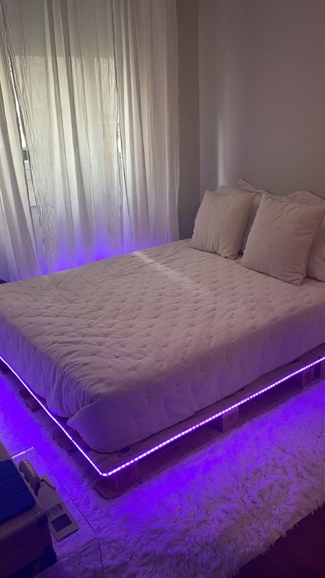 Bed On Pallets Bedroom Ideas, Floor Mattress Bedroom Ideas, Bed On Floor Ideas, Mattress On Floor Ideas, Low Bed Ideas, Bedroom Layouts For Small Rooms, Pallet Bed Frames, Small Room Makeover, Pallet Bed Frame