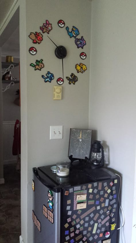 Pokemon Bead Art Wall Clock - Video Game Room via Reddit user YouCanCallMeBoo Pokemon Bedroom, Pokemon Room, Nerd Room, Pokemon Bead, Pokemon Diy, Pokemon Perler Beads, Pokemon Craft, Art Perle, Geek Crafts