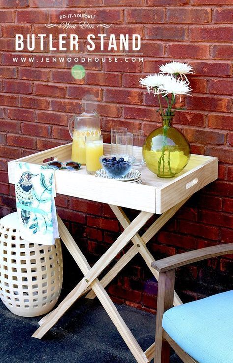 How to build a West Elm-inspired Butler Table. Free plans and tutorial! Butler Stand, West Elm Inspired, Butler Table, Tv Tray, Butler Tray, Diy Interior, Tray Table, Outdoor Entertaining, Diy Wood Projects