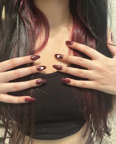 Red Nails With Stars, Romantic Nail Art, Nails With Stars, Acrylic Nails Yellow, Dark Red Nails, Maroon Nails, Hippie Nails, Hello Nails, Romantic Nails