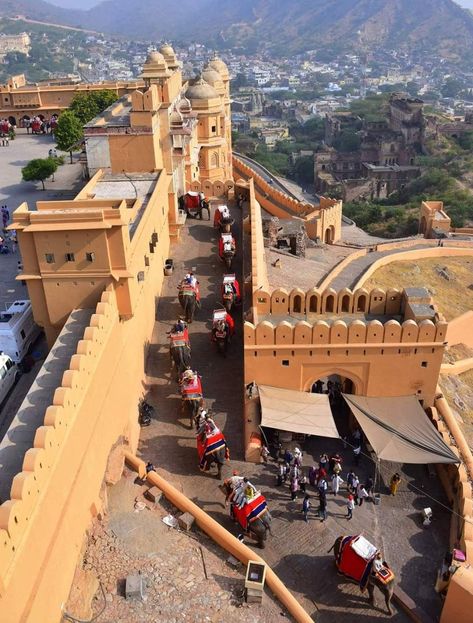 Rajasthani Architecture, Amber Palace, Ancient Persian Architecture, Rajasthan Royals, Amer Fort, Snap Pics, Indian Temple Architecture, India Architecture, Persian Architecture