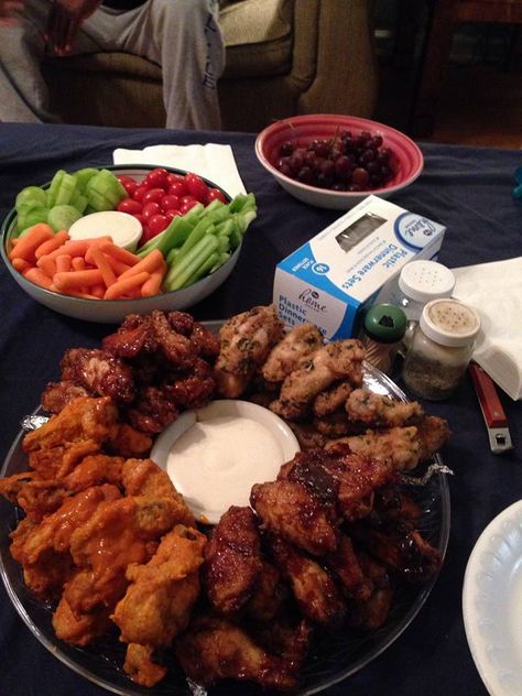 Hot Wing Platter Ideas, Chicken Wings Party Display, Wings Platter Ideas, Chicken Wing Party Ideas, Wings Party Food Ideas, Pizza And Wings Party Ideas, Hot Ones Challenge Party, Wing Platter Ideas, Wing Bar Party Ideas