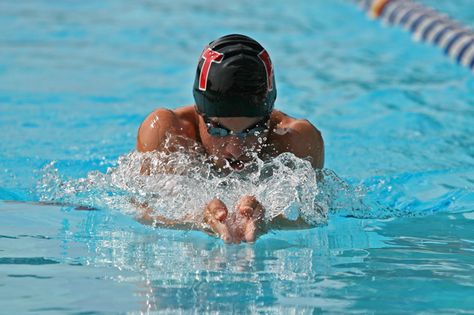 How to Video: Swimming- Breast Stroke Swimming Breaststroke, Breaststroke Swimming, Swim Art, Swimming Videos, Swimming Photography, Swimming Strokes, Olympic Swimming, Sink Or Swim, Women Health Care