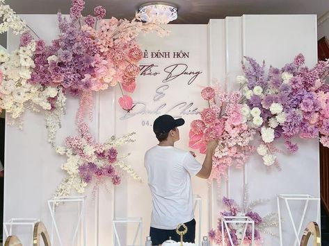 Floral Backdrop For Engagement, Backdrop Engagement Simple Elegant, Lilac Wedding Decorations, Dekor Lamaran, Wedding Stage Backdrop, Wedding Color Pallet, Wedding Background Decoration, Dream Wedding Decorations, Wedding Planning Decor