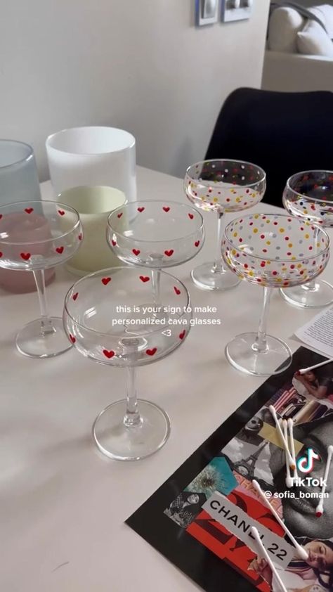 Painted Wine Glasses Christmas, Diy Glasses, Paint And Drink, Wine Glass Designs, Painted Glass Vases, Cute Birthday Ideas, Garden Party Birthday, Painted Cups, Balloon Gift